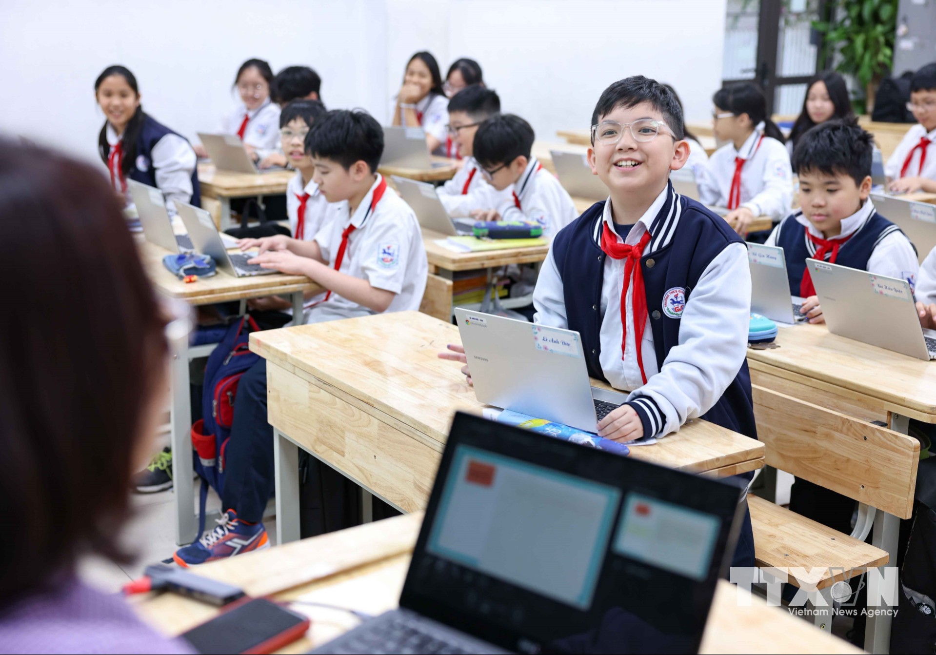 Học sinh được trang bị và phát triển toàn diện năng lực số, kỹ năng ứng dụng công nghệ thông tin; ứng dụng công nghệ một cách an toàn, hiệu quả để việc học tập, nghiên cứu và hợp tác được diễn ra dễ dàng. (Ảnh: Thanh Tùng/TTXVN)